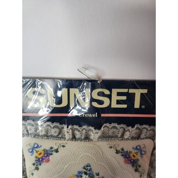 Vintage Sunset Crewel Embroidery Kit Bouquet Of Flowers Pillow 14 x 14 New RARE - Picture 2 of 5